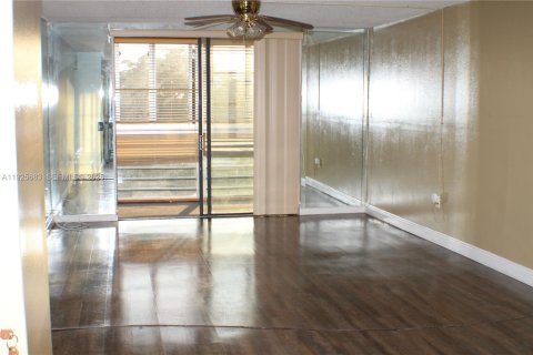 Condo in North Lauderdale, Florida, 1 bedroom  № 1984523 - photo 7