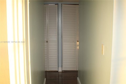 Condo in North Lauderdale, Florida, 1 bedroom  № 1984523 - photo 11