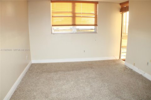 Condo in North Lauderdale, Florida, 1 bedroom  № 1984523 - photo 17