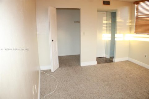 Condo in North Lauderdale, Florida, 1 bedroom  № 1984523 - photo 16