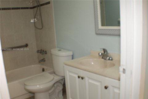 Condo in North Lauderdale, Florida, 1 bedroom  № 1984523 - photo 13