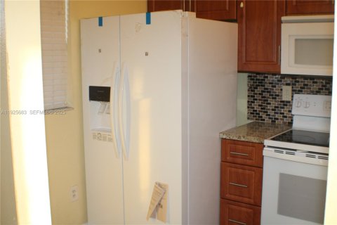 Condo in North Lauderdale, Florida, 1 bedroom  № 1984523 - photo 10
