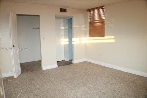 Condo in North Lauderdale, Florida, 1 bedroom  № 1984523 - photo 14