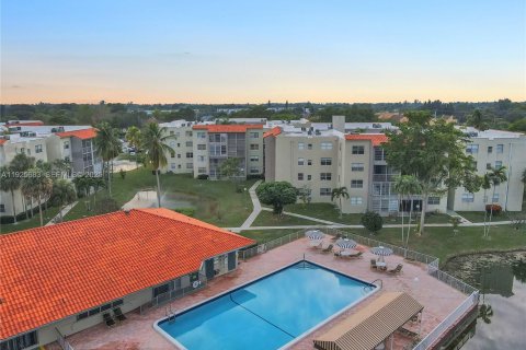 Condo in North Lauderdale, Florida, 1 bedroom  № 1984523 - photo 3