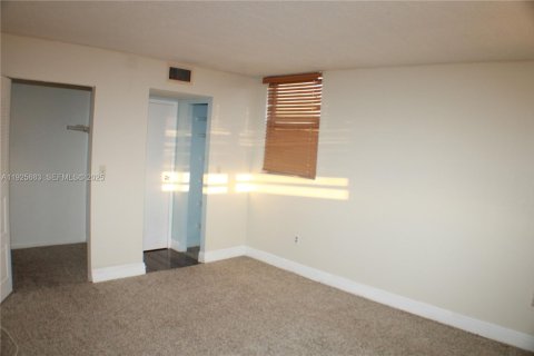 Condo in North Lauderdale, Florida, 1 bedroom  № 1984523 - photo 15