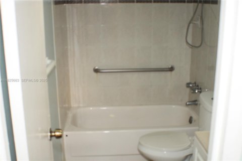 Condo in North Lauderdale, Florida, 1 bedroom  № 1984523 - photo 12