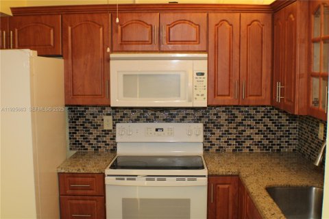 Condo in North Lauderdale, Florida, 1 bedroom  № 1984523 - photo 9