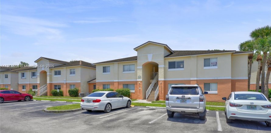 Кондоминиум с 2 спальнями в Холливуд, Флорида № 1963919