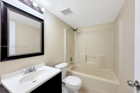 Снять в аренду кондоминиум в Холливуд, Флорида 2 спальни, 78.97м2, № 1963919 - фото 9