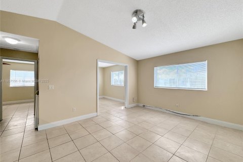 Снять в аренду кондоминиум в Холливуд, Флорида 2 спальни, 78.97м2, № 1963919 - фото 2