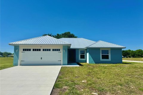House in Sebring, Florida 3 bedrooms, 146.79 sq.m. № 1838331 - photo 1
