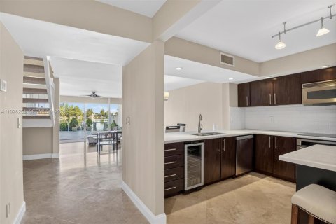 Townhouse in Miami, Florida 3 bedrooms, 178.65 sq.m. № 1996066 - photo 5