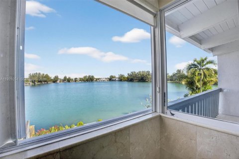 Townhouse in Miami, Florida 3 bedrooms, 178.65 sq.m. № 1996066 - photo 22