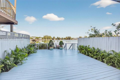 Townhouse in Miami, Florida 3 bedrooms, 178.65 sq.m. № 1996066 - photo 11