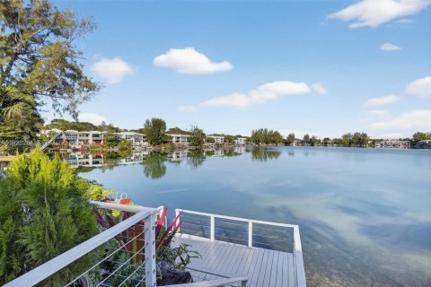 Townhouse in Miami, Florida 3 bedrooms, 178.65 sq.m. № 1996066 - photo 13