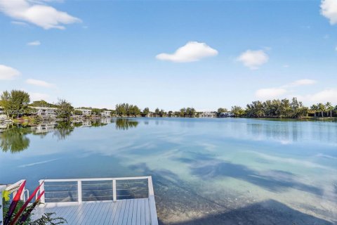 Townhouse in Miami, Florida 3 bedrooms, 178.65 sq.m. № 1996066 - photo 14