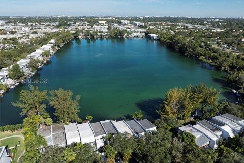 Adosado en Miami, Florida 3 dormitorios, 178.65 m2 № 1996066