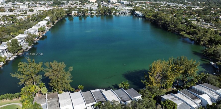 Townhouse in Miami, Florida 3 bedrooms, 178.65 sq.m. № 1996066