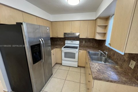 Immobilier commercial à vendre à Miami Gardens, Floride: 164.99 m2 № 2081093 - photo 4
