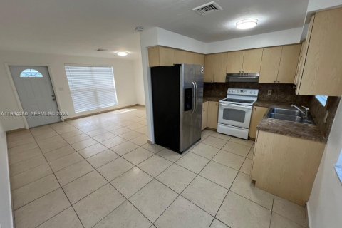 Immobilier commercial à vendre à Miami Gardens, Floride: 164.99 m2 № 2081093 - photo 3