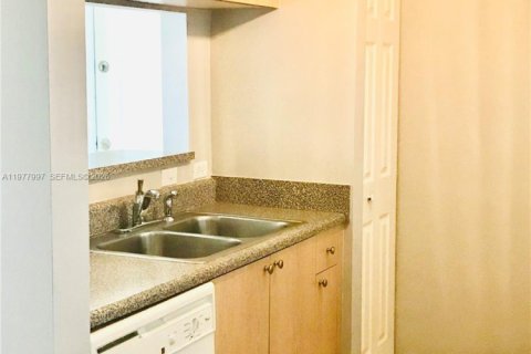 Condo in Miramar, Florida, 1 bedroom  № 2041999 - photo 5