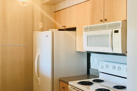 Condo in Miramar, Florida, 1 bedroom  № 2041999 - photo 4