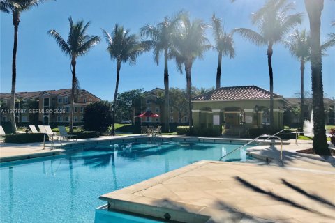 Condo in Miramar, Florida, 1 bedroom  № 2041999 - photo 16