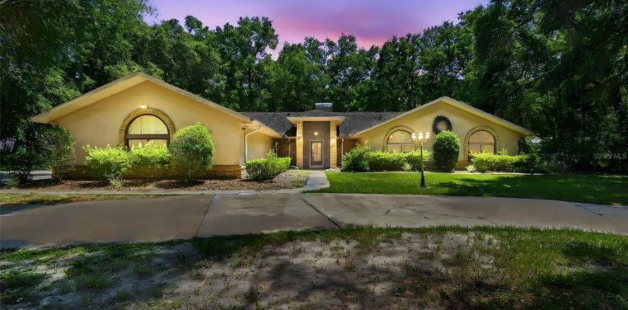 House in Lecanto, Florida 4 bedrooms, 279.26 sq.m. № 1796102