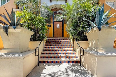 Condo in Saint Petersburg, Florida, 1 bedroom  № 1801924 - photo 1