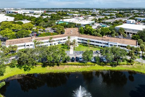 Commercial property in Pompano Beach, Florida № 2260304
