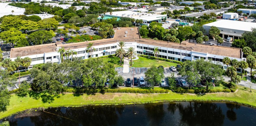 Commercial property in Pompano Beach, Florida № 2260304