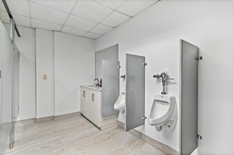 Commercial property in Pompano Beach, Florida № 2260304 - photo 10