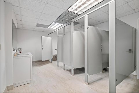 Commercial property in Pompano Beach, Florida № 2260304 - photo 11