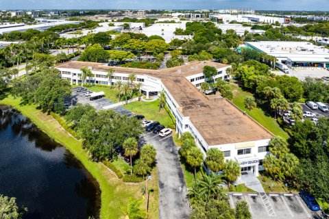 Commercial property in Pompano Beach, Florida № 2260304 - photo 20