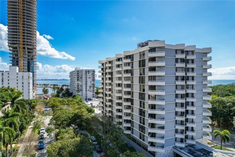 Condo in Miami, Florida, 2 bedrooms  № 1714214 - photo 1