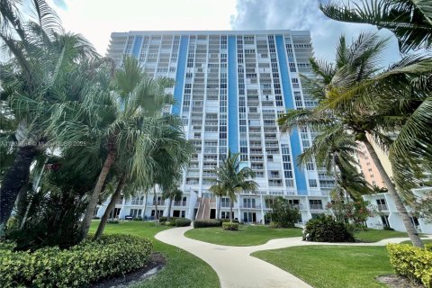 Townhouse in Key Biscayne, Florida 2 bedrooms, 96.8 sq.m. № 1814650 - photo 10