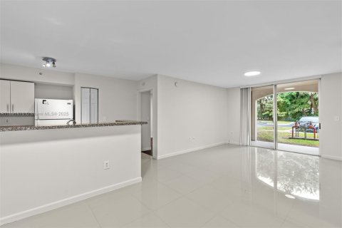 Condo in Miramar, Florida, 2 bedrooms  № 1943653 - photo 2