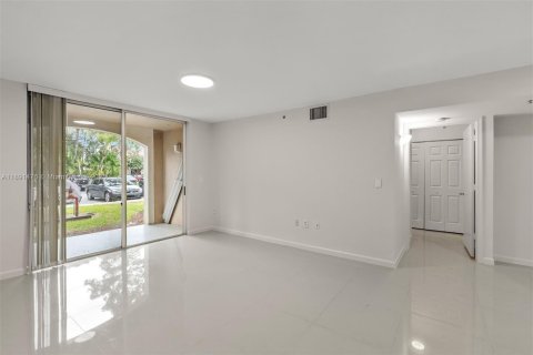 Condo in Miramar, Florida, 2 bedrooms  № 1943653 - photo 3