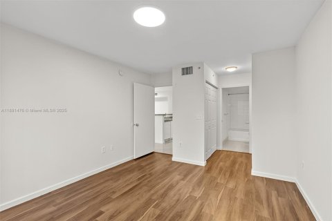 Condo in Miramar, Florida, 2 bedrooms  № 1943653 - photo 10