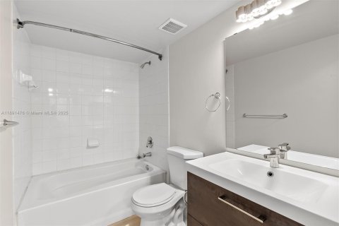 Condo in Miramar, Florida, 2 bedrooms  № 1943653 - photo 11