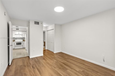 Condo in Miramar, Florida, 2 bedrooms  № 1943653 - photo 9