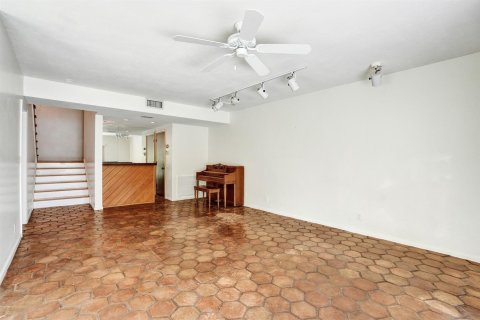 Condo in Lauderhill, Florida, 4 bedrooms  № 2382920 - photo 16