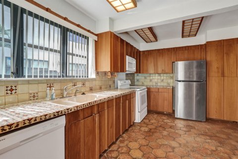 Condo in Lauderhill, Florida, 4 bedrooms  № 2382920 - photo 17