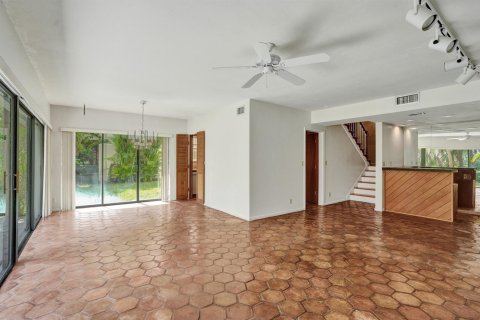 Condo in Lauderhill, Florida, 4 bedrooms  № 2382920 - photo 10