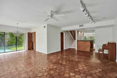 Condo in Lauderhill, Florida, 4 bedrooms  № 2382920 - photo 9