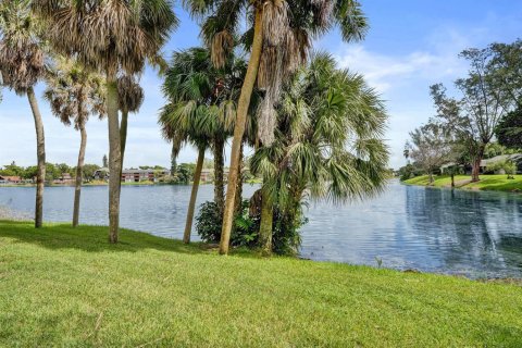 Condo in Lauderhill, Florida, 4 bedrooms  № 2382920 - photo 3