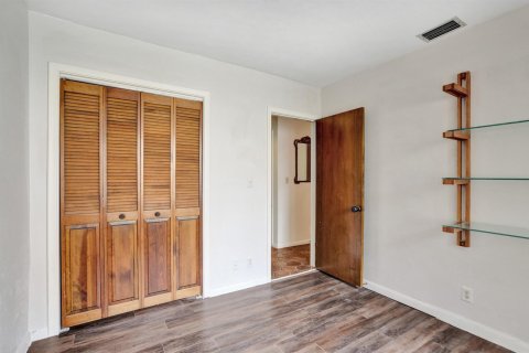 Condo in Lauderhill, Florida, 4 bedrooms  № 2382920 - photo 23
