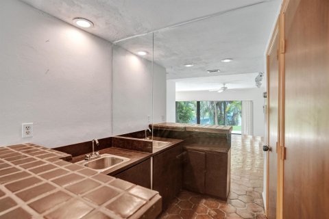 Condo in Lauderhill, Florida, 4 bedrooms  № 2382920 - photo 12