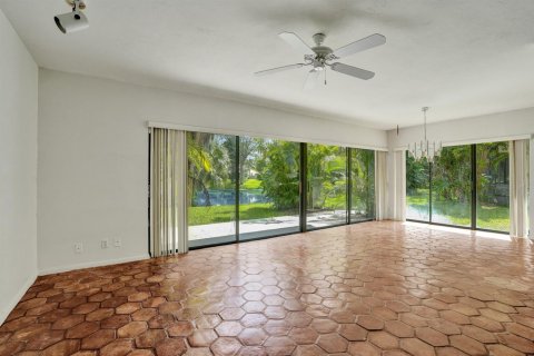 Condo in Lauderhill, Florida, 4 bedrooms  № 2382920 - photo 8