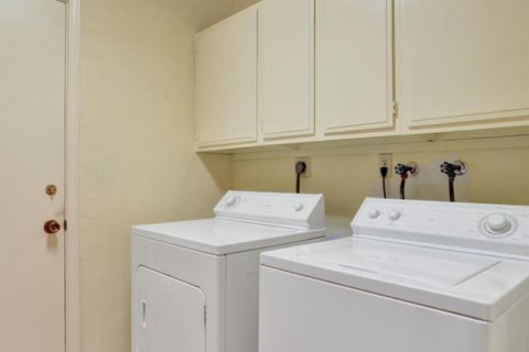 Condo in Lauderhill, Florida, 4 bedrooms  № 2382920 - photo 24